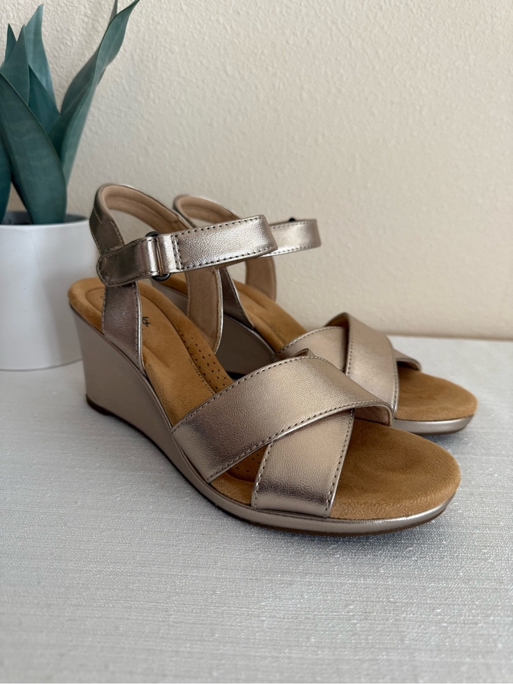 Clark’s Tulip Gem Metallic Wedge Sandals for Women – Gold